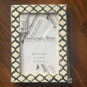NEW Black & White Patterned Photo Frame - Fits 4" x 6" Photo